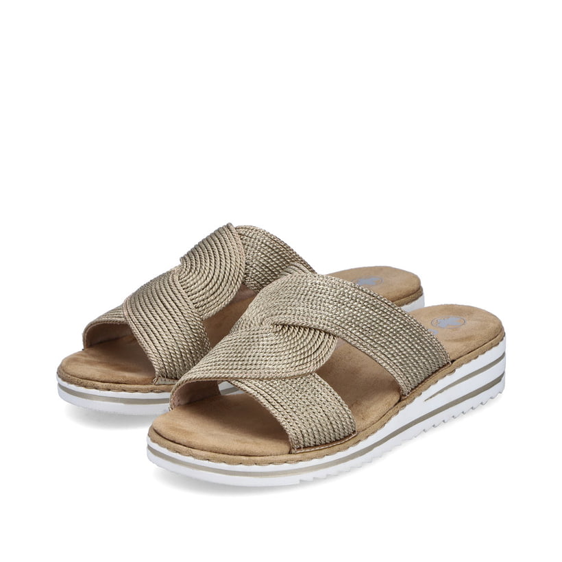 Goldene Rieker Damen Pantoletten V06R4-90 mit der schmalen Passform E. Schuhpaar seitlich schräg.