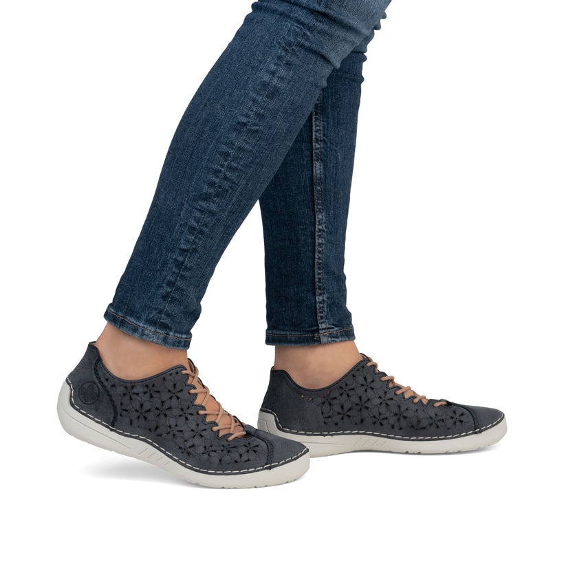 Blaue Rieker Damen Schnürschuhe 52518-14 in Löcheroptik. Schuh am Fuß.