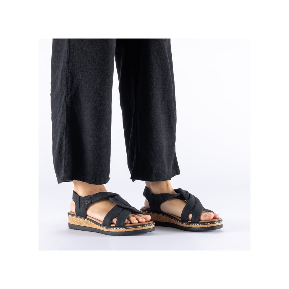 Sandales à lanières Rieker noires femme V4161-00 avec bande élastique. Chaussure au pied.