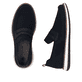 Blaue Rieker Herren Slipper 04451-14 mit einem Gummizug sowie Komfortweite G 1/2. Schuh von oben, liegend.