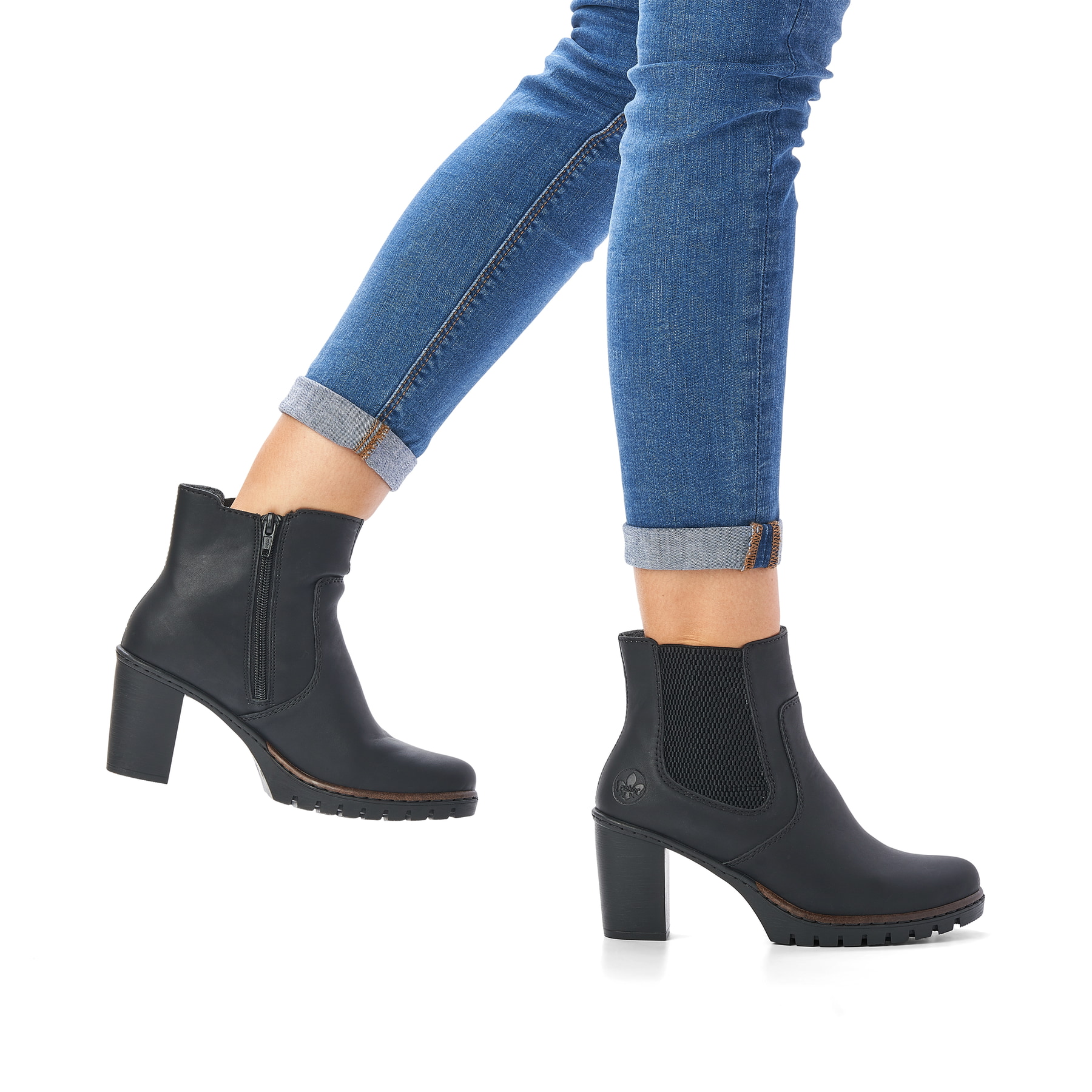 Tiefschwarze Rieker Damen Stiefeletten Y2574-00 mit Reißverschluss sowie Blockabsatz. Schuh am Fuß