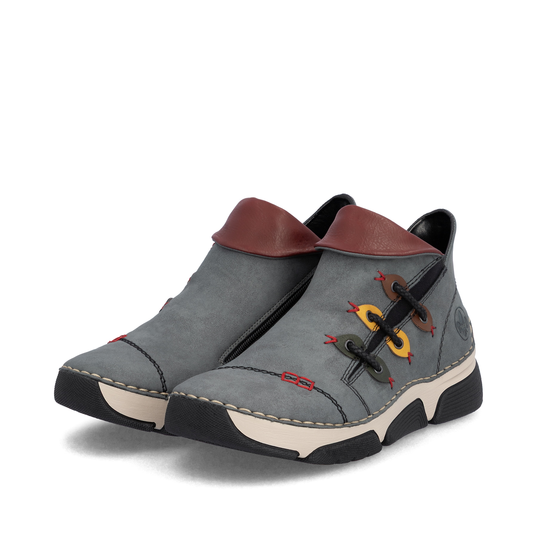 Jeansblaue Rieker Damen Kurzstiefel 45983-14 mit farbenfrohen Details. Schuhpaar seitlich schräg.