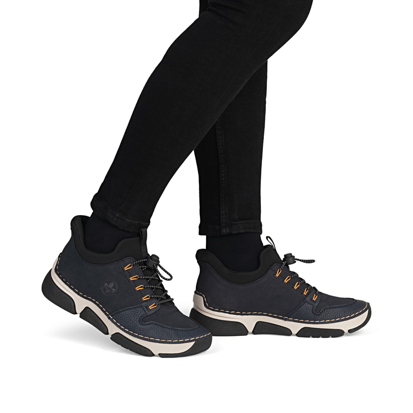 Dunkelblaue Rieker Damen Slipper 45963-14 mit easy Hineinschlüpf-Möglichkeit. Schuh am Fuß.