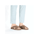 Beige Rieker Herren Pantoletten 21239-64 mit Komfortweite G sowie leichter Sohle. Schuh am Fuß.