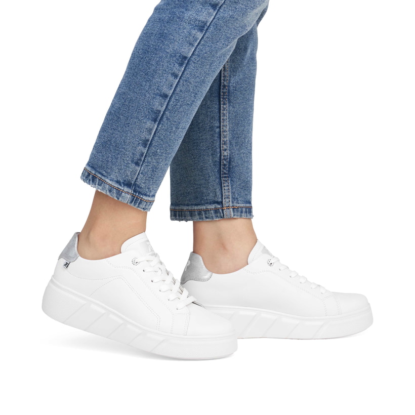Weiße Rieker Damen Sneaker Low W2601-80 mit einer Schnürung. Schuh am Fuß.