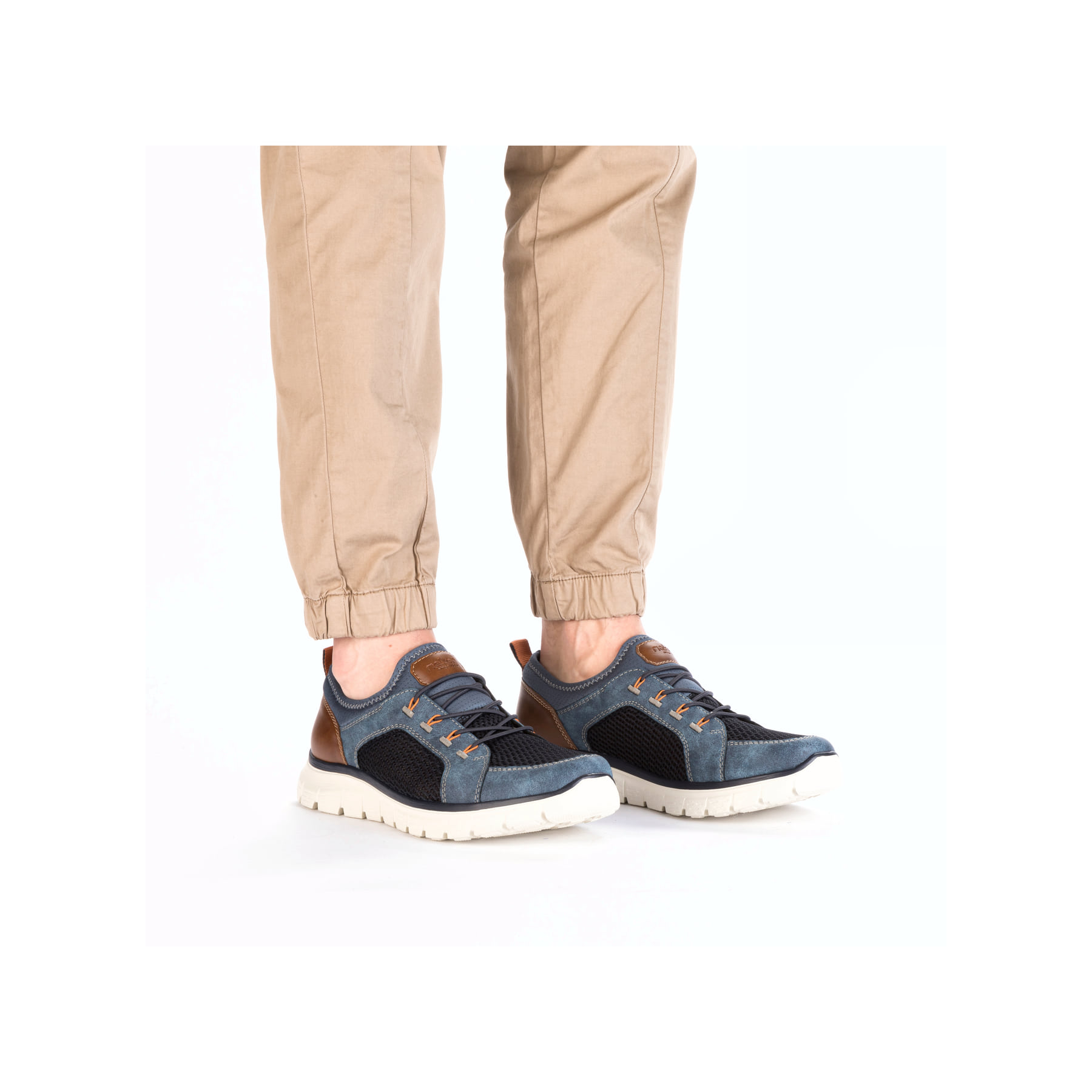 Blaue Rieker Herren Slipper B6660-14 mit einem Gummizug sowie Komfortweite G 1/2. Schuh am Fuß.