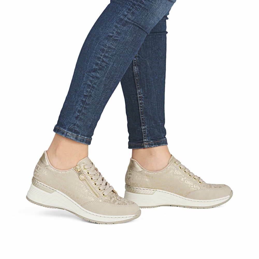Baskets basses Rieker beiges pour femme N4316-62 avec finition métallisée. Chaussure au pied.