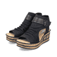 Schwarze Rieker Keilsandaletten 68191-00 mit trendigen Schnalle. Schuhpaar seitlich schräg.
