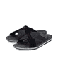 Schwarze Rieker Herren Pantoletten 21098-02 mit der Komfortweite G. Schuhpaar seitlich schräg.