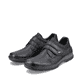 
Tiefschwarze Rieker Herren Slipper 05358-01 mit einer schockabsorbierenden Sohle. Schuhpaar schräg.