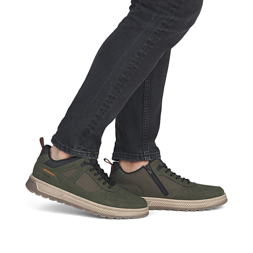 Dunkelgrüne Rieker Herren Schnürschuhe 37004-54 mit einem Reißverschluss. Schuh am Fuß.