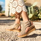 Beige Rieker Keilsandaletten 63791-60 mit dekorativer Blume sowie Reißverschluss. Schuh am Model