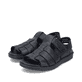 Schwarze Rieker Herren Sandalen 24262-00 mit einem Klettverschluss. Schuhpaar seitlich schräg.