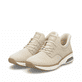 Beige Rieker Damen Slipper M5665-60 mit Rieker Air Sohlenfenster. Schuhpaar seitlich schräg.