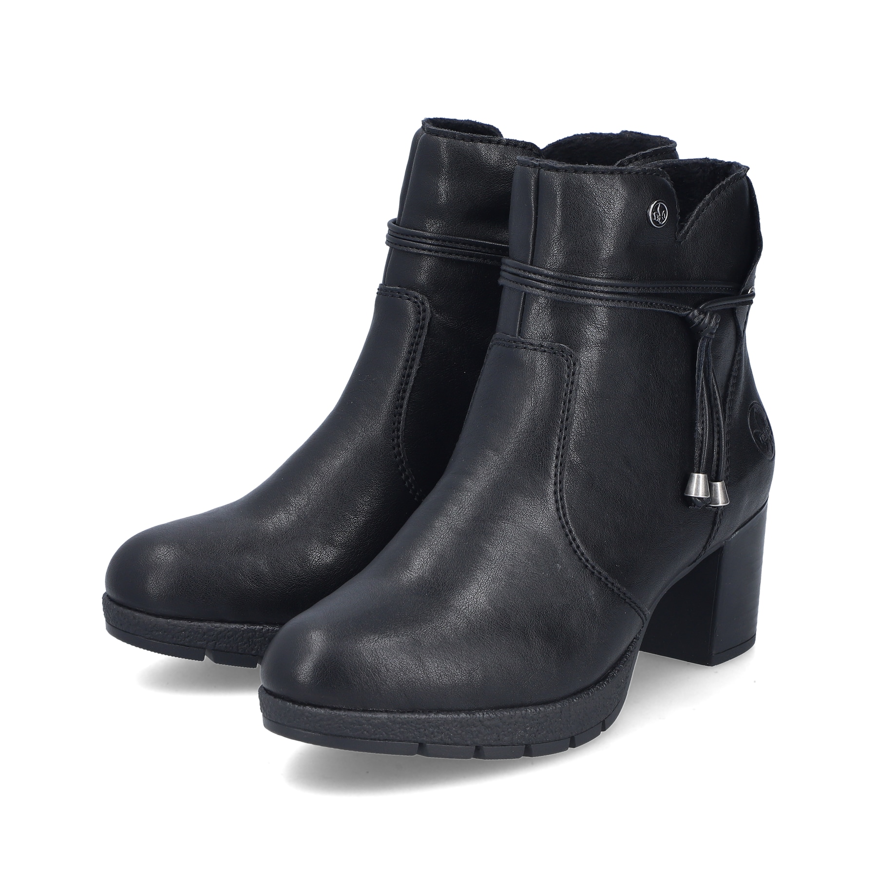 Schwarze Rieker Damen Stiefeletten 77667-00 mit modischer Kordel. Schuhpaar seitlich schräg.