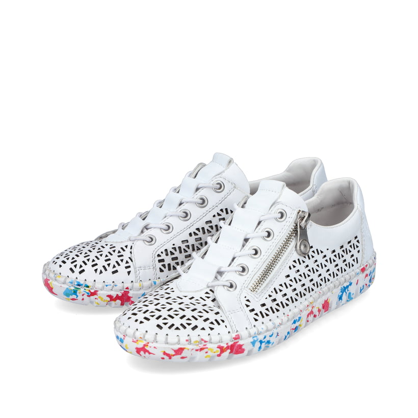 Weiße Rieker Damen Slipper M2357-80, Barfußschuhe mit einem Reißverschluss. Schuhpaar seitlich schräg.