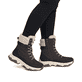 Dunkelbraun-beige Rieker Damen Schnürstiefel Z3901-25 mit dem Glacier Grip. Schuh am Fuß.