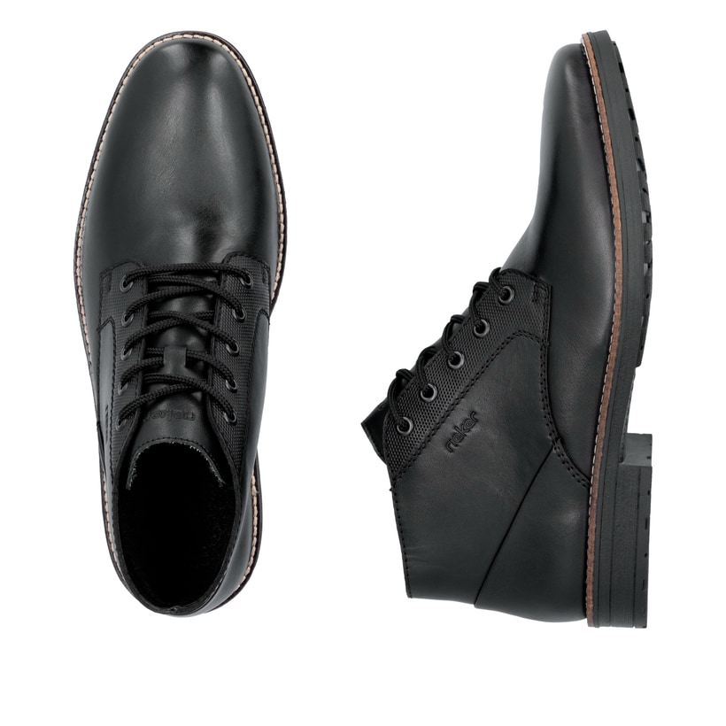 Carbonschwarze Rieker Herren Schnürstiefel 33207-00 mit einer Schnürung. Schuh von oben, liegend.
