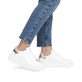 Weiße Rieker Damen Sneaker Low W2303-80 mit einer Schnürung. Schuh am Fuß.