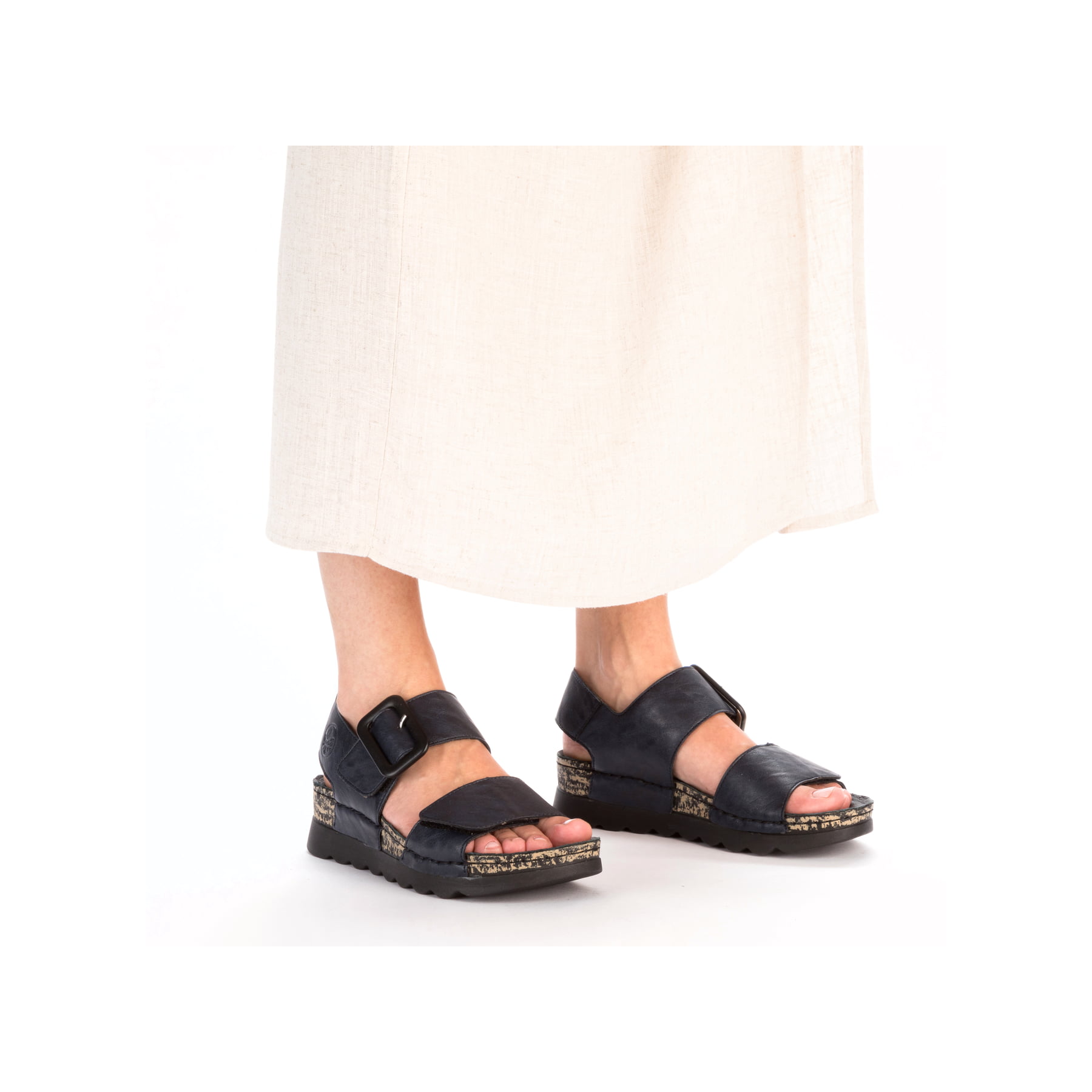 Blaue Rieker Damen Riemchensandalen 64450-14 mit einem Klettverschluss. Schuh am Fuß.