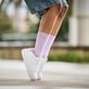 Weiße Rieker Damen Sneaker Low W2601-80 mit einer Schnürung. Schuh am Model.