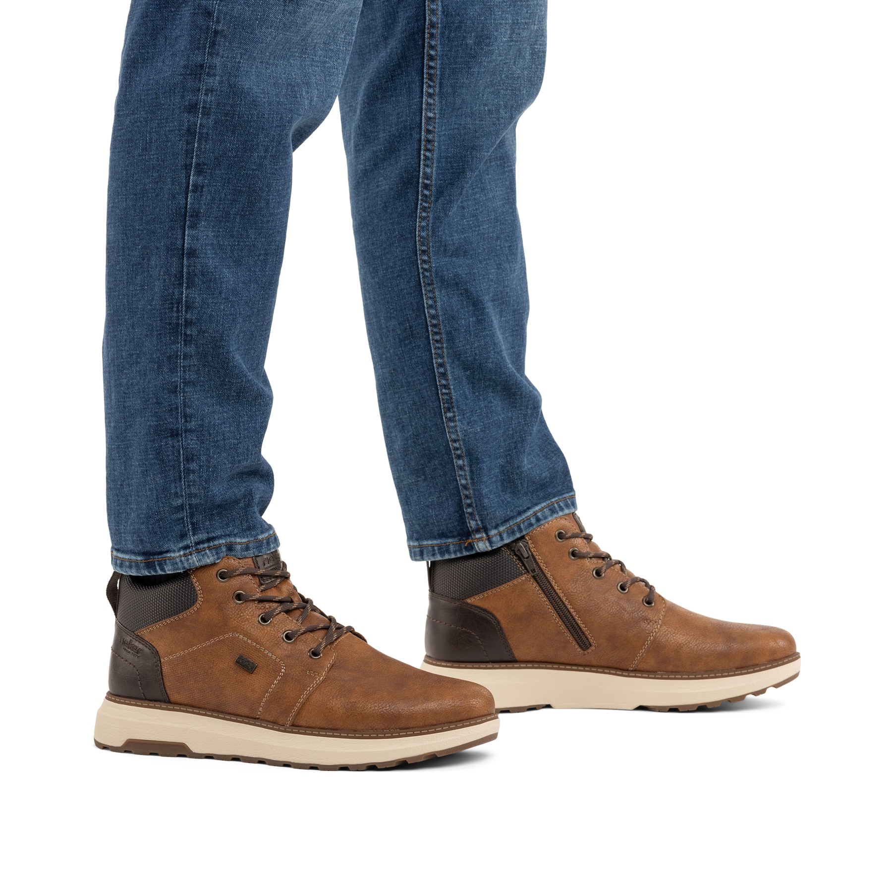 Braun-schwarze Rieker Herren Sneaker High B5530-25 mit einem Reißverschluss. Schuh am Fuß.