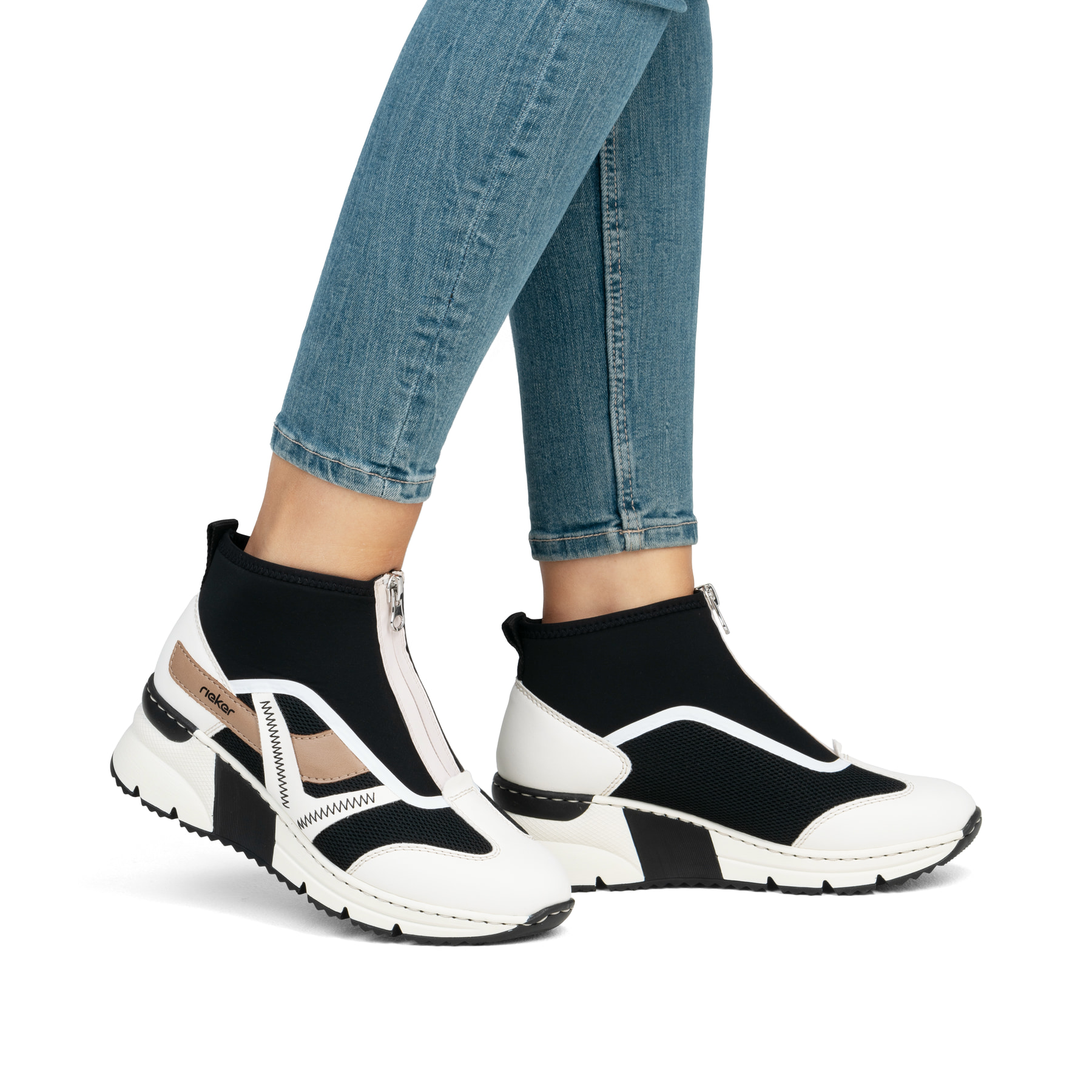 Baskets montantes Rieker noires pour femme N6360-00 avec fermeture éclair. Chaussure au pied.