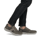 Grüne Rieker Herren Schnürschuhe 03500-54 mit Reißverschluss sowie Extraweite H. Schuh am Fuß.