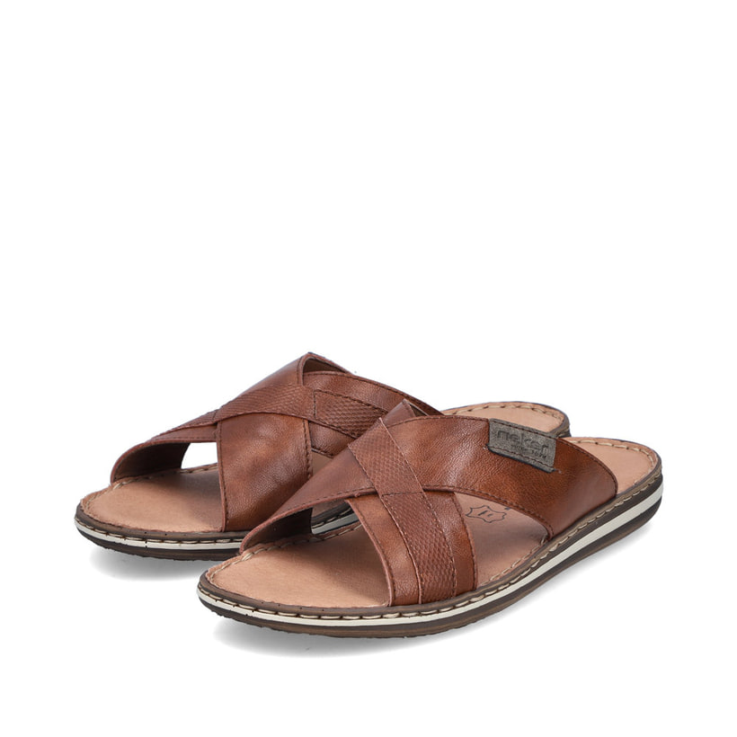 Braune Rieker Herren Pantoletten 21082-24 aus Glattleder mit der Komfortweite G. Schuhpaar seitlich schräg.