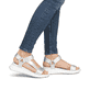 Silberne Rieker Damen Trekkingsandalen W2951-90 mit einem Klettverschluss. Schuh am Fuß.