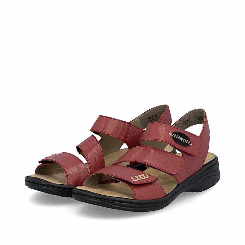 Rote Rieker Damen Riemchensandalen 64573-33 mit Klettverschluss sowie Ziernähten. Schuhpaar seitlich schräg.