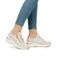 Beige Rieker Damen Sneaker Low N9301-60 mit Reißverschluss sowie Komfortweite G. Schuh am Fuß.