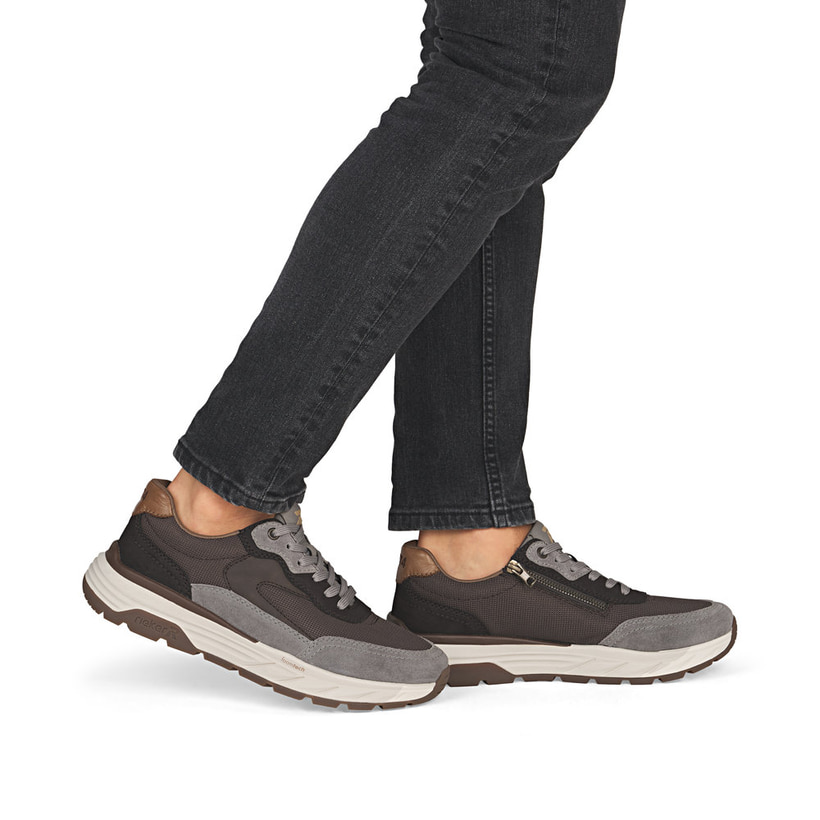 Baskets basses Rieker marron pour homme 06100-25 avec fermeture éclair. Chaussure au pied.