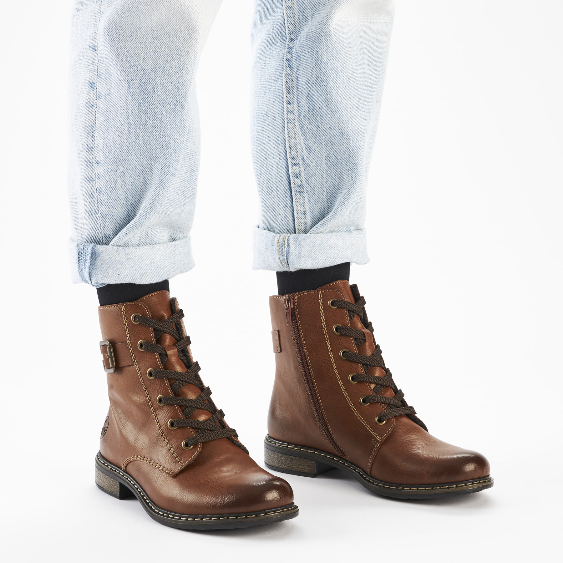 Braune Rieker Damen Schnürstiefel 71202-24 mit Deko-Schnalle. Schuh am Fuß.