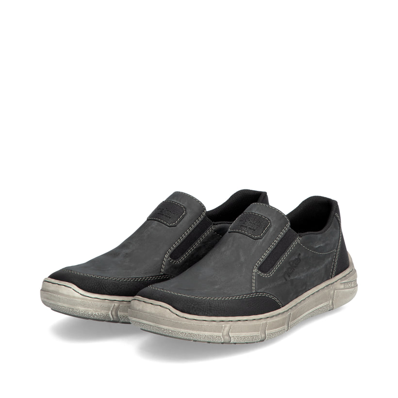 Graue Rieker Herren Slipper 04054-45 mit Elastikeinsatz sowie der Extraweite H. Schuhpaar seitlich schräg.