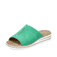 Grasgrüne Rieker Damen Pantoletten V0673-52 mit Ziernähten. Schuh seitlich schräg.