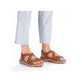 Nussbraune Rieker Damen Riemchensandalen 64878-24 mit einem Klettverschluss. Schuh am Fuß.