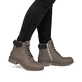 Zimtfarbene Rieker Damen Schnürstiefel Y9118-24 mit Strick-Kragen. Schuh am Fuß.