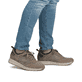 Beige Rieker Herren Slipper B0752-64 mit einem Gummizug sowie der Komfortweite G. Schuh am Fuß.