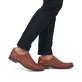 Kastanienbraune Rieker Herren Slipper 10350-24 mit einem Elastikeinsatz. Schuh am Fuß.