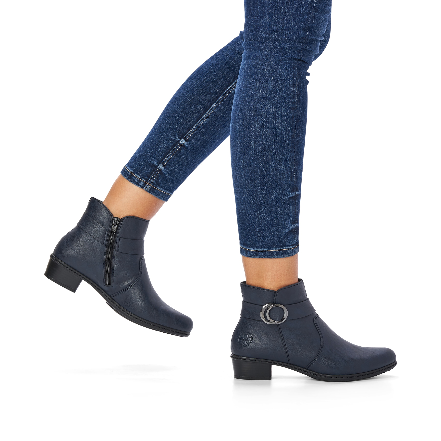 Schieferblaue Rieker Damen Stiefeletten Y0775-14 mit Reißverschluss sowie Blockabsatz. Schuh am Fuß
