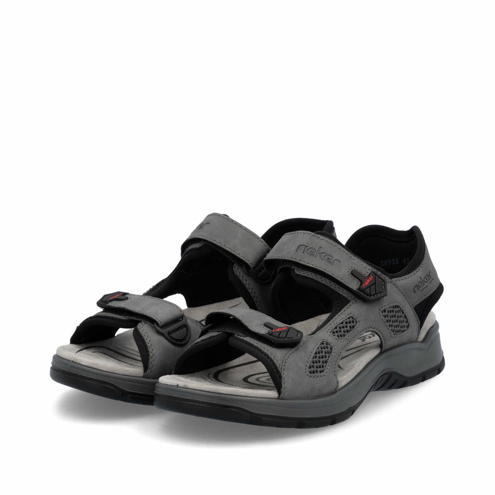 Graue Rieker Herren Trekkingsandalen 26955-42 mit einem Klettverschluss. Schuhpaar seitlich schräg.