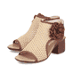 Braune Rieker Damen Sandaletten 64694-24 mit dekorativer Blume. Schuhpaar seitlich schräg.
