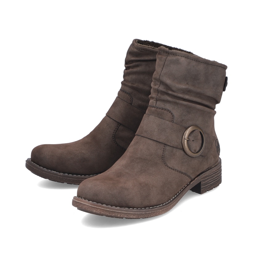 Dunkelbraune Rieker Damen Biker Boots 79454-25 mit runder Zierschnalle. Schuhpaar seitlich schräg.