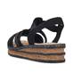 Schwarze Rieker Keilsandaletten 62969-00 mit Gummizug sowie schmaler Passform E. Schuh von hinten.