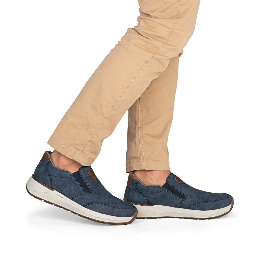 Mocassins Rieker bleus pour homme 11550-15 avec bande élastique. Chaussure au pied.