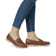 Braune Rieker Damen Loafer 45300-24 mit Gummizug sowie schmaler Passform E 1/2. Schuh am Fuß.