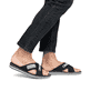Blaue Rieker Herren Pantoletten 21539-14 mit Komfortweite G sowie leichter Sohle. Schuh am Fuß.