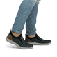 Blaue Rieker Herren Slipper 03555-14 mit modernen Ziernähten sowie Gummizug. Schuh am Fuß.