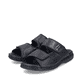 Schwarze Rieker Herren Pantoletten 25590-00 mit einem Klettverschluss. Schuhpaar seitlich schräg.
